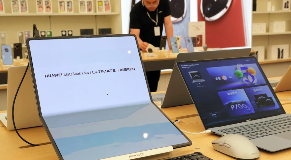 Huawei Matebook Fold vs Apple